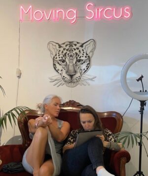 Anne Kukkohovi Instagram - Sasha – mun ihana ystävä – jonka kanssa jaetaan ilot ja surut. Hän teki mulle kauniin kuvan nilkkaan, koska kaipasin “jotain, joka pitäisi jalat paremmin maassa, koska pää on jo pilvissä” 😅 Vikassa kuvassa ankaraa keskittymistä 😎

Kesällä tein TV-ohjelmaa, joka laittoi mut miettimään valintojani. Tottakai isoja asioita ylianalysoi, mutta arkipäivän asioita ja niiden nopeita siirtoja en erityisesti hilloa sisälläni. Tämä aihe liittyy parisuhteisiin ja niiden pelkoon. En koe tarpeelliseksi kertoa parisuhteistani, koska niistähän revitään sitten kaikki ilo irti. Oli ne totta tai ei…ja ihmiset joita tapailen, ei välttämättä kaipaa julkisuutta. Meidän tekisi Sashan kanssa mieli paapattaa podacast tästä aiheesta. ♥️ Sitoutumiskammosta, deittikulttuurista (mun tapauksessa ulkomailla) ja erityisesti kulttuurieroista, joihin olen törmännyt. 

Olisiko sun mielestä sellaiselle tilausta vai onko aiheesta jo liikaakin podeja? 🤔

Thoughts? ♥️

@movingsircustattoo @sashaluchkova #tattooartist #love #dating #podcast