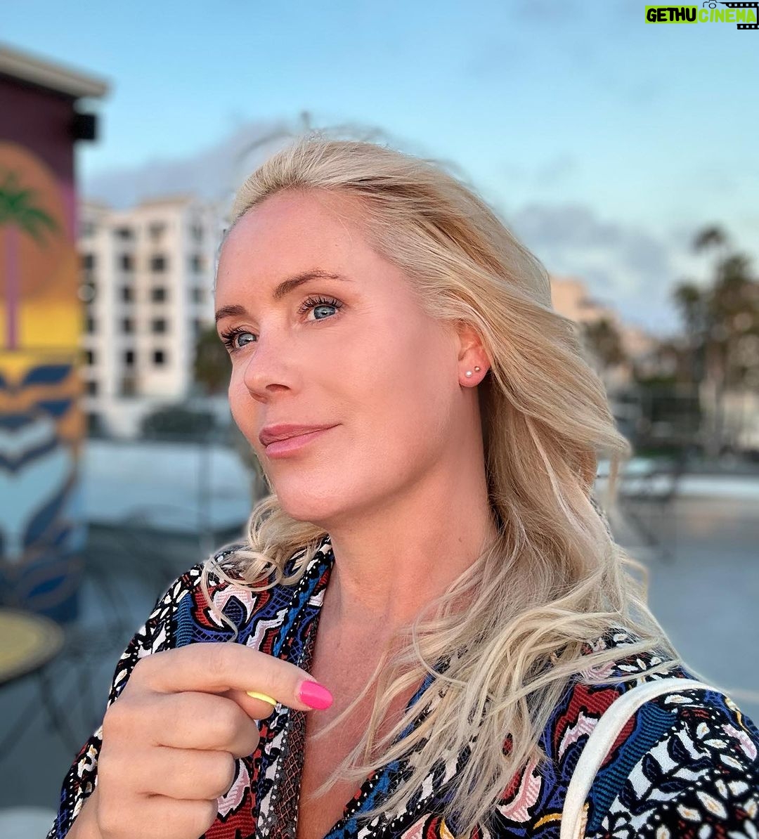 Anne Kukkohovi Instagram - Tällä kertaa mun #airbnb valinta osui niin kohdilleen. Tältä terassilla katson auringonlaskut ja nousut…kivat naapurit ja oma rauha. Nyt kun täälläkin kuumenee, arvostan asuntoa meren rannalla. ♥️🇺🇸 Los Angeles, California
