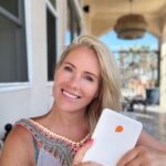 Anne Kukkohovi Instagram - Kaupallinen yhteistyö @Storytel_fi Olen aiemminkin maininnut täällä, että kuuntelen lähes koko ajan jotain - musiikkia, äänikirjoja, podcasteja tai vaikkapa ääniviestejä. Välillä korvissa soi siis jokin työasia, välillä ajatuksia arjen ajoittaisesta kaaoksesta pois vievä äänikirja. Nyt reissuun pakkasin kuitenkin ensimmäistä kertaa ikinä Storytel Reader- lukulaitteen. Mikään ei täällä(kään) estä kuuntelemasta, mutta täällä on todella meluisa äänimaisema vaikkapa kotosuomeen verrattuna. Ihmiset puhuu, huutaa, laulaa ja kantaa kovaäänisiä kaiuttimia mukanaan ja on ollut jotenkin todella virkistävää antaa kaiken täkäläisen elämän soida korvissa ja keskittyä ihan oikeaan lukemiseen! Laitan tähän vielä muutaman luku- tai kuunteluvinkin. 🫶🏼 📕 Stalin: Diktaattorin uusi elämänkerta. Historian tapahtumat ja hirmuhallitsijat on kiinnostanut aina! 📗 Saatan olla väärässä. Tämä on Björn Natthiko Lindebladin elämäntarina ja täynnä viisautta. ⭐️ Loistavia kirjoja kumpikin 😍 #storytel #ebook #podcast