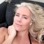 Anne Kukkohovi Instagram - Kaupallinen yhteistyö @Storytel_fi Vaikka olen tällä hetkellä reissussa, kuuntelen samalla “Seilin naiset”- sarjaa. Vuosia sitten kävin Seilin saarella, koska sen historia on traaginen ja olen varma, että jos olisin elänyt tuohon aikaan, kuka tietää, olisinko silloin soutanut sen viimeisen kerran sinne. Tämä kuvastaa tätä hyvin: "Elokuvan lailla etenevät, järkyttävät ja koskettavat äänitarinat kertovat normiin sopeutumattomien naisten asemasta viime vuosisadan vaihteessa” Ja on jotenkin hämmentävää olla juuri nyt Kaliforniassa ja nähdä toisen tyyppistä syrjintää joka hetki. Lämmin suositus, erityisesti te, jotka ette sopeudu normeihin. 🫶🏼 Stotytelin sovelluksessa voi kuunnella äänikirjoja tai lukea e-kirjoja 30 päivän ajan ilmaiseksi, jos olet uusi käyttäjä. Klikkaa bion linkkiä hyödyntääksesi tarjouksen! Ihania kuuntelu- / lukuhetkiä! 🎧 #storytelfi
