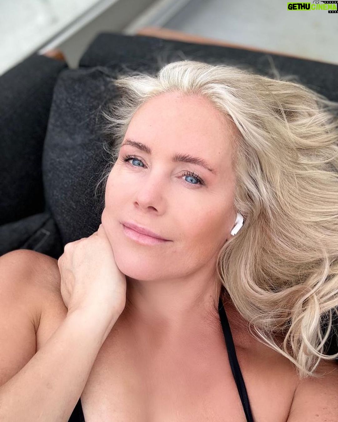 Anne Kukkohovi Instagram - Kaupallinen yhteistyö @Storytel_fi Vaikka olen tällä hetkellä reissussa, kuuntelen samalla “Seilin naiset”- sarjaa. Vuosia sitten kävin Seilin saarella, koska sen historia on traaginen ja olen varma, että jos olisin elänyt tuohon aikaan, kuka tietää, olisinko silloin soutanut sen viimeisen kerran sinne. Tämä kuvastaa tätä hyvin: "Elokuvan lailla etenevät, järkyttävät ja koskettavat äänitarinat kertovat normiin sopeutumattomien naisten asemasta viime vuosisadan vaihteessa” Ja on jotenkin hämmentävää olla juuri nyt Kaliforniassa ja nähdä toisen tyyppistä syrjintää joka hetki. Lämmin suositus, erityisesti te, jotka ette sopeudu normeihin. 🫶🏼 Stotytelin sovelluksessa voi kuunnella äänikirjoja tai lukea e-kirjoja 30 päivän ajan ilmaiseksi, jos olet uusi käyttäjä. Klikkaa bion linkkiä hyödyntääksesi tarjouksen! Ihania kuuntelu- / lukuhetkiä! 🎧 #storytelfi
