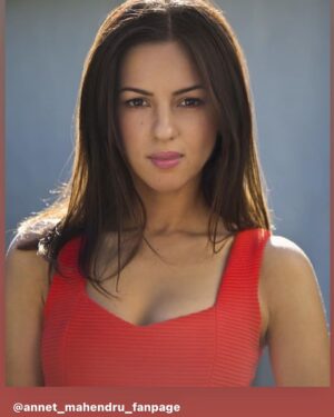 Annet Mahendru Instagram - I’m usually curly. Straight hair is such a different vibe.. it’s like CatDog!