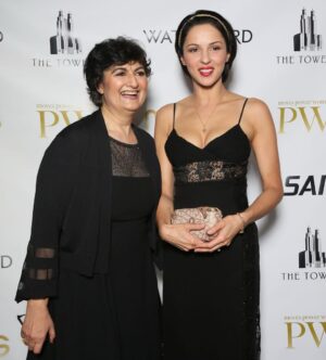 Annet Mahendru Instagram - Beautiful evening @nymovesmagazine honoring Power Women with my partner @louieggibson 🪩