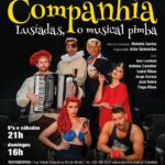 António Camelier Instagram - Alguma vez imaginaram a música pimba a dar um toque mágico ao teatro? “A Companhia” está prestes a responder a essa pergunta. Preparem-se para um espectáculo que é mais viciante do que comer pipocas durante um filme! 🎭🕺 ————————————————————- SINOPSE ÉPICA: “Uma companhia de teatro na bancarrota, decide levar à cena um musical, na tentativa de recuperar o público perdido. O desafio: produzir «Lusíadas, o Musical” com temas de compositores incontornáveis tais como Zeca Afonso, Sérgio Godinho, Rui Veloso, Xutos e Pontapés, Amália Rodrigues, etc… Com a aproximação da estreia a companhia dá uma estrondosa conferência de imprensa, divulgando que o maior Musical da História do Teatro Português já tem data marcada! Mas o que à partida parecia um sucesso garantido, rapidamente se transforma num pesadelo confirmado. Sem dinheiro para pagar os direitos de autor dos músicos pretendidos, a companhia vê-se obrigada a avançar com as únicas canções cuja licença de utilização pôde pagar: MÚSICAS PIMBA. Como reage o elenco a esta mudança? Será que todos sobrevivem aos ensaios? Irão eles conseguir estrear o espetáculo? O que dirá a crítica? A Companhia é um espetáculo hilariante e imprevisível do princípio ao fim, com doses massivas de loucura e música contagiante. Uma sátira aos meandros das companhias teatrais portuguesas, que lutam diariamente para sobreviver.” #acompanhia #teatro #teatromusical #musical @teatroesfera_oficial Teatroesfera