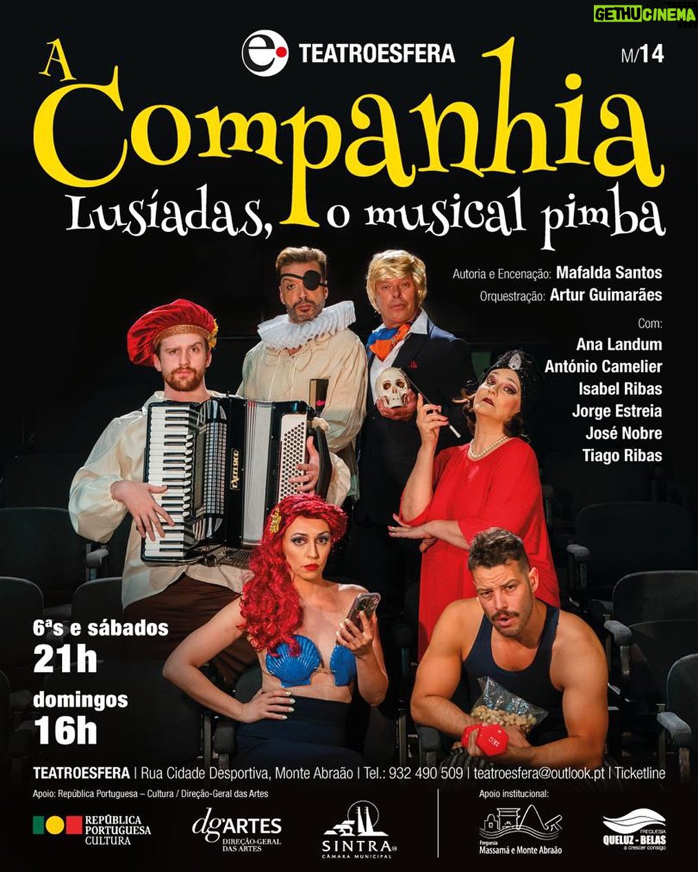 António Camelier Instagram - Alguma vez imaginaram a música pimba a dar um toque mágico ao teatro? “A Companhia” está prestes a responder a essa pergunta. Preparem-se para um espectáculo que é mais viciante do que comer pipocas durante um filme! 🎭🕺 ————————————————————- SINOPSE ÉPICA: “Uma companhia de teatro na bancarrota, decide levar à cena um musical, na tentativa de recuperar o público perdido. O desafio: produzir «Lusíadas, o Musical” com temas de compositores incontornáveis tais como Zeca Afonso, Sérgio Godinho, Rui Veloso, Xutos e Pontapés, Amália Rodrigues, etc… Com a aproximação da estreia a companhia dá uma estrondosa conferência de imprensa, divulgando que o maior Musical da História do Teatro Português já tem data marcada! Mas o que à partida parecia um sucesso garantido, rapidamente se transforma num pesadelo confirmado. Sem dinheiro para pagar os direitos de autor dos músicos pretendidos, a companhia vê-se obrigada a avançar com as únicas canções cuja licença de utilização pôde pagar: MÚSICAS PIMBA. Como reage o elenco a esta mudança? Será que todos sobrevivem aos ensaios? Irão eles conseguir estrear o espetáculo? O que dirá a crítica? A Companhia é um espetáculo hilariante e imprevisível do princípio ao fim, com doses massivas de loucura e música contagiante. Uma sátira aos meandros das companhias teatrais portuguesas, que lutam diariamente para sobreviver.” #acompanhia #teatro #teatromusical #musical @teatroesfera_oficial Teatroesfera