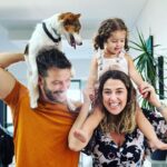 António Camelier Instagram – Quando o amor se multiplica, a cumplicidade floresce em todas as direções ❤️👩‍👦 🐶 

#família 

📸 @vanda_gameiro