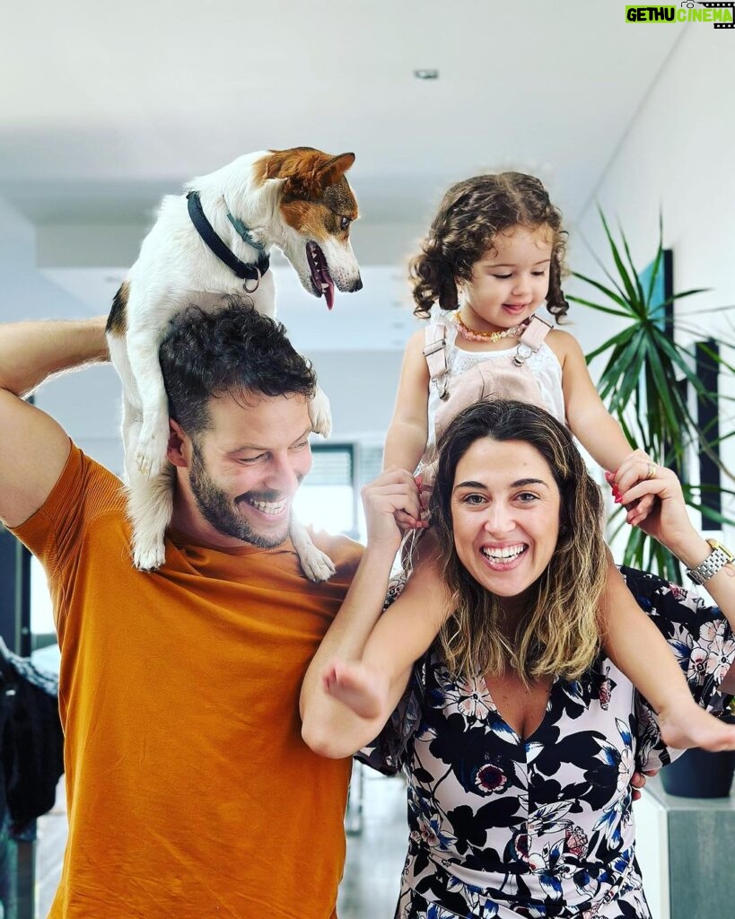 António Camelier Instagram - Quando o amor se multiplica, a cumplicidade floresce em todas as direções ❤️👩‍👦 🐶 #família 📸 @vanda_gameiro
