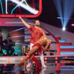 António Camelier Instagram - Ontem foi uma noite de muitas emoções na gala do @dancacomigo.rtp . O culminar de uma semana de muito “sangue, suor e lágrimas”. 24 horas passaram e o ritmo frenético, o stress, as dores e o medo de falhar, deram lugar à serenidade, ao abrandar do coração e a um generoso sorriso no rosto. Valeu cada segundo! Obrigado @rtppt e @endemolpt por esta aventura! @ana.cardosooo tu foste incrível ❤️Admiro muito a tua entrega e generosidade. Demonstraste mais uma vez todo o teu talento e profissionalismo. Big respect 👌❤️ @nouaw nunca percas esse sorriso e essa boa disposição. Obrigado pelo olhar atento, sensibilidade e incentivo à minha performance! You Rock Girl 🙏🙌 Quero também parabenizar os meus queridos colegas, @_marina__albuquerque_ @matayoficial e @mafaldacreative pelas fantásticas prestaçoes e deixar uma palavra de apreço aos bailarinos @tuxafierce , @edbranco , @miguelangelo1650 (e a todos os que ajudaram nos bastidores) pelo trabalho hercúleo que tiveram ao longo destes dias. Vocês são os verdadeiros artistas deste programa. Por último, mas não menos importante, props do tamanho do mundo à @physiformis pela preciosa ajuda! 💪 ❤️🕺 📸 @duque.maia