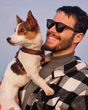 António Camelier Instagram - É impossível comprar amor, mas é possível adotá-lo 🧡🐶

#kyra
