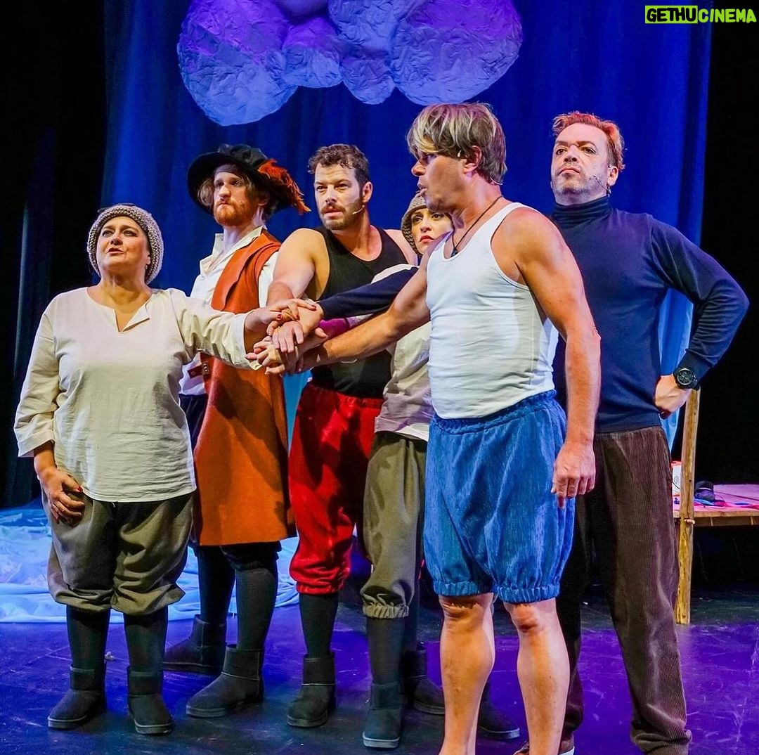 António Camelier Instagram - Como diria o Sérgio (a diva “d’A Companhia”), C’EST FINI! Ontem foi o nosso último espectáculo. 16 sessões com casas incríveis e um público maravilhoso a vibrar connosco. Terminar um projeto assim é ingrato, especialmente quando sentimos que fizemos parte de algo verdadeiramente especial. Quando chegamos a casa com um sorriso nos lábios, contando as horas para regressar ao palco e saborear cada segundo desta jornada, aí, meus amigos, não há como enganar! @mafalda.santos.oficial, os meus parabéns! Além de teres escrito este texto magnífico, lideraste esta equipa com uma paixão e dedicação que me deixaram ainda mais teu fã! You rock🤘 @isabelribas58, @ana_landum, @estreiajorge, @josenobreactor e @el.ribas_ , não tenho palavras para expressar o quão especial foi partilhar estes 4 intensos meses convosco. Mais do que excelentes profissionais, são colegas de uma generosidade e profissionalismo incríveis. Foi um privilégio pisar o palco ao vosso lado! @adriana_ribasm, @ant_bartolomeu, @carloslv1, @guimaraesartur, @icampelo58, @alexdebrito.maellen, @martafdasilva, Hermínia @rafa.estreia e @vanda_gameiro vocês também foram responsáveis por este sucesso e nada disto seria possível sem o vosso contributo. Por último, mas não menos importante, quero deixar um grande beijinho e um obrigado @teatropaula pelo convite e por ter acreditado que seria a pessoa certa para interpretar o maluquinho do Paulinho 😜🕺 Estou seguro de que a maior aventura está prestes a começar, pois este espetáculo anseia e merece chegar a mais pessoas! A todos, Obrigado ❤️ Teatroesfera
