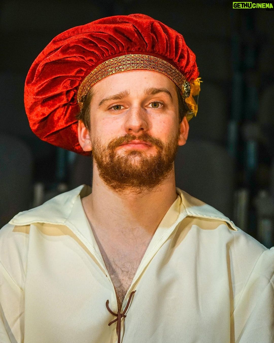 António Camelier Instagram - Os ensaios começaram esta semana e estou muito feliz por fazer parte deste grupo incrível! 🎭 "A Companhia", da autoria e encenação da fantástica @mafalda.santos.oficial tem data marcada para 27 de outubro no @teatroesfera_oficial. Mal posso esperar para partilhar esta experiência convosco! ❤️🎭 #Teatro #ACompanhia Teatroesfera