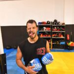 António Camelier Instagram - O que diz @antonio_camelier sobre a sua experiência Urban Sports Club? 🤔 😅 Lê tu que nós até coramos de orgulho. Obrigado, António! ❤️ “Transformei a minha rotina e a @urbansportsclubpt foi o meu trampolim! 💥🏋️‍♀️ Da força e equilíbrio que encontro na escalada, à técnica e coordenação que aperfeiçoo no Padel e à energia intensa que vivencio no Boxe, Urban Sports dá-me um leque de desportos incríveis para explorar. Escolho a liberdade e abraço a flexibilidade. A vida ativa nunca me inspirou tanto! 🙌 “ #UrbanSports #VidaAtiva #ExperiênciaÚnica