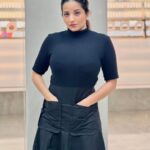Antara Biswas Instagram - Too Cold To Be A Hot Mess 😎 #winter #ootd #airportdiaries #event Photo: @riyashhh269