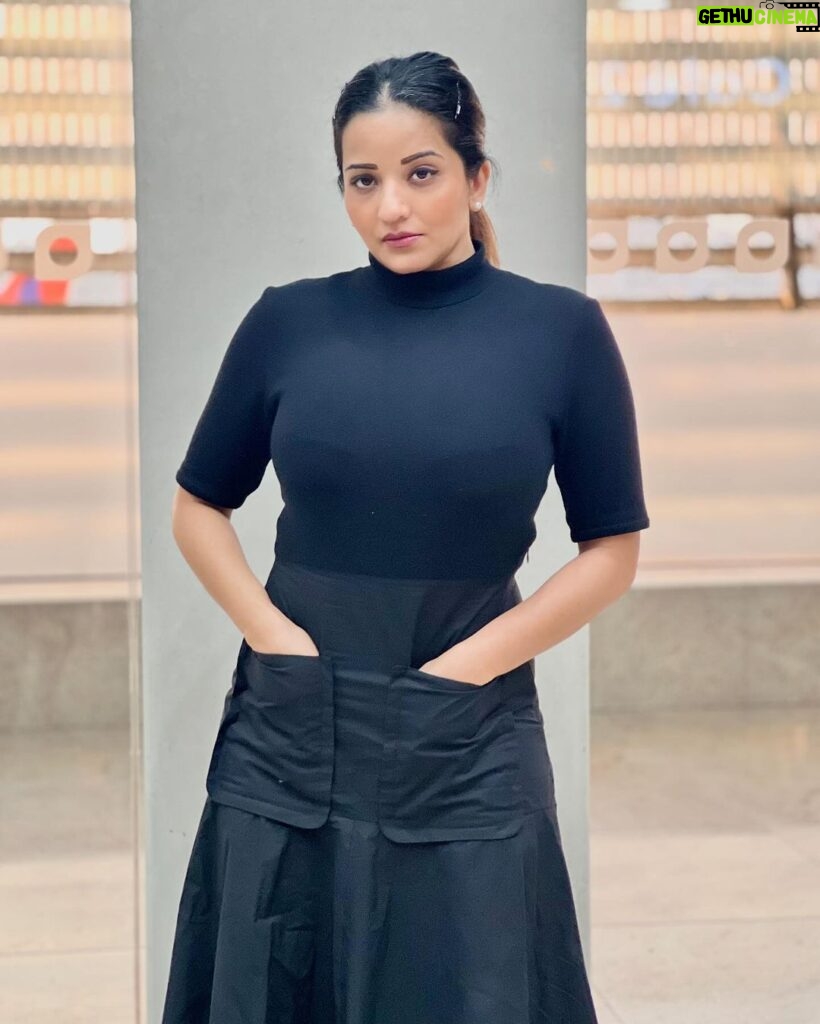 Antara Biswas Instagram - Too Cold To Be A Hot Mess 😎 #winter #ootd #airportdiaries #event Photo: @riyashhh269