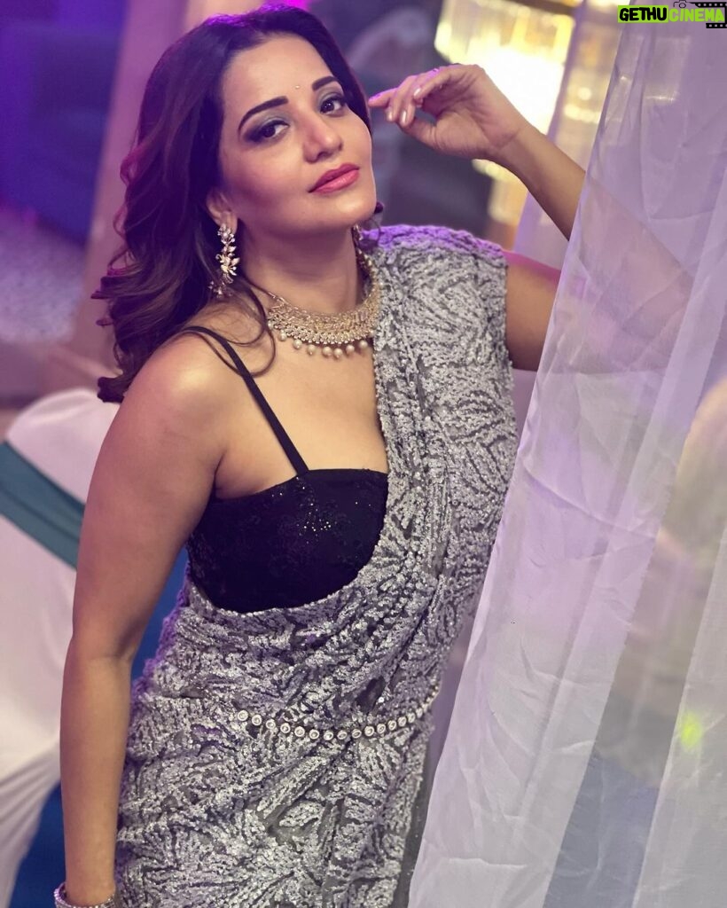 Antara Biswas Instagram - You Kinda Owe It To Yourself To Do All The Things You’ve Dreamed 🧿🙏🤷‍♀…. #laalbanarasi from #tonight at 8pm … 🙏 📸: @deepakpathak663