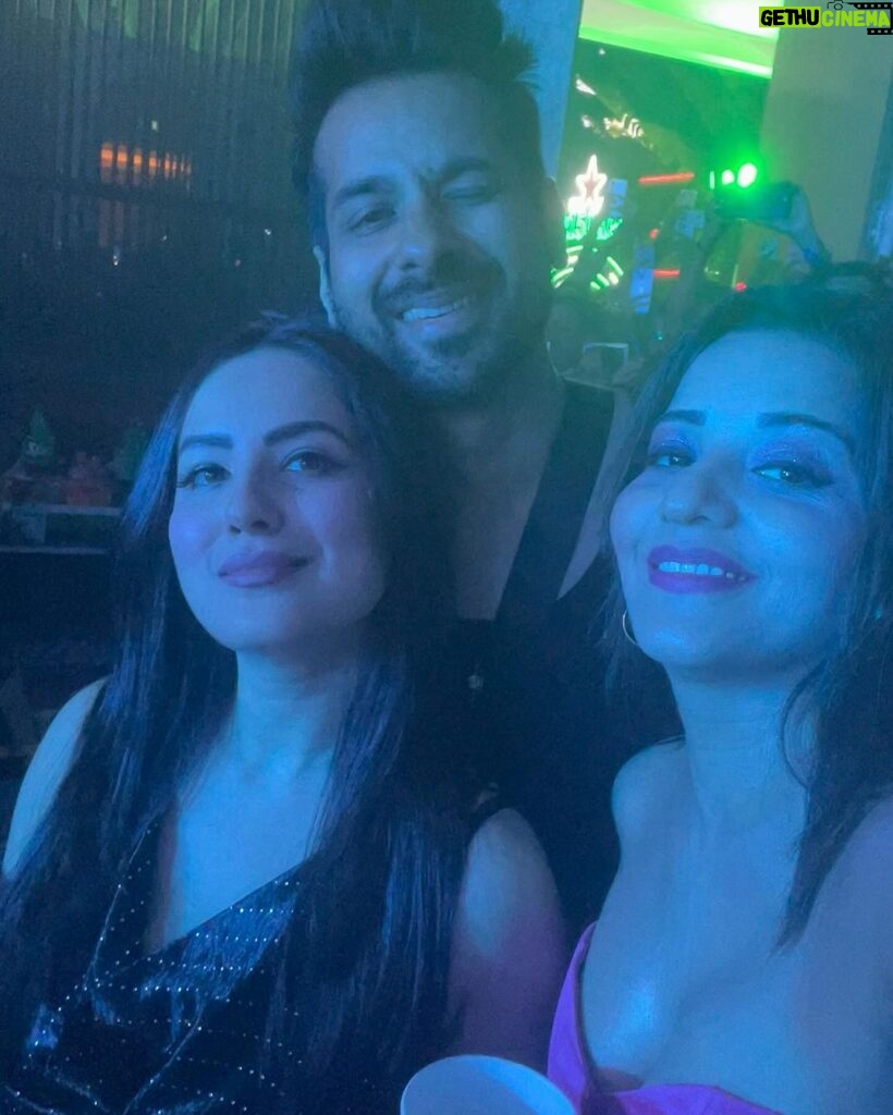 Antara Biswas Instagram - True Friends Are Great Riches… My New Year Celebrations Looked Like This 💥… @banerjeepuja @kunalrverma #happynewyear #2024