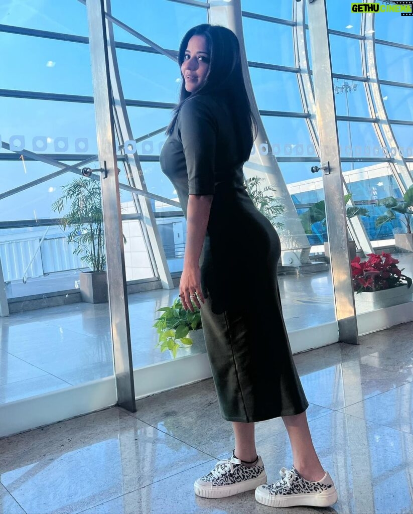 Antara Biswas Instagram - When you can pose.. Anytime, Anywhere !! 🤷‍♀️ #letsposeforthecamera 📸: @riyashhh269 Airport