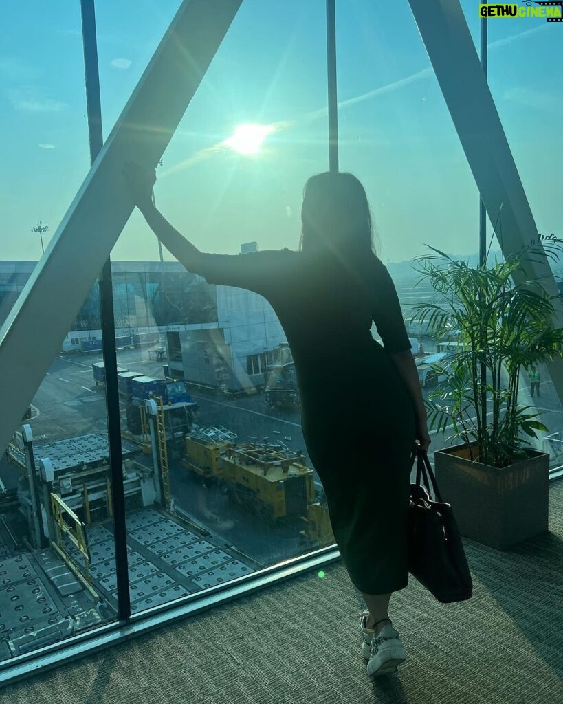Antara Biswas Instagram - When you can pose.. Anytime, Anywhere !! 🤷‍♀️ #letsposeforthecamera 📸: @riyashhh269 Airport