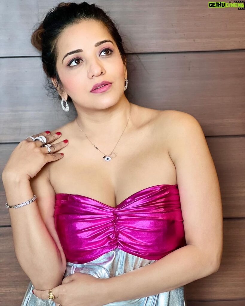 Antara Biswas Instagram - Always Dress 👗 Like You’re Going Somewhere Better … ❤💋 #style #outfit #pose #confident Outfit: @wabisabistyl Jewelleries: @houseofjskjewels Hairstyling: @shab_qureshi786 📸: @deepakpathak663