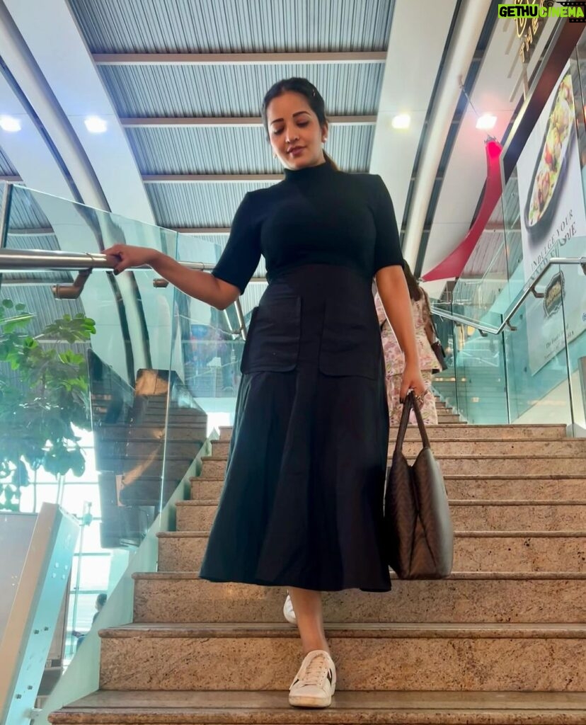 Antara Biswas Instagram - Too Cold To Be A Hot Mess 😎 #winter #ootd #airportdiaries #event Photo: @riyashhh269