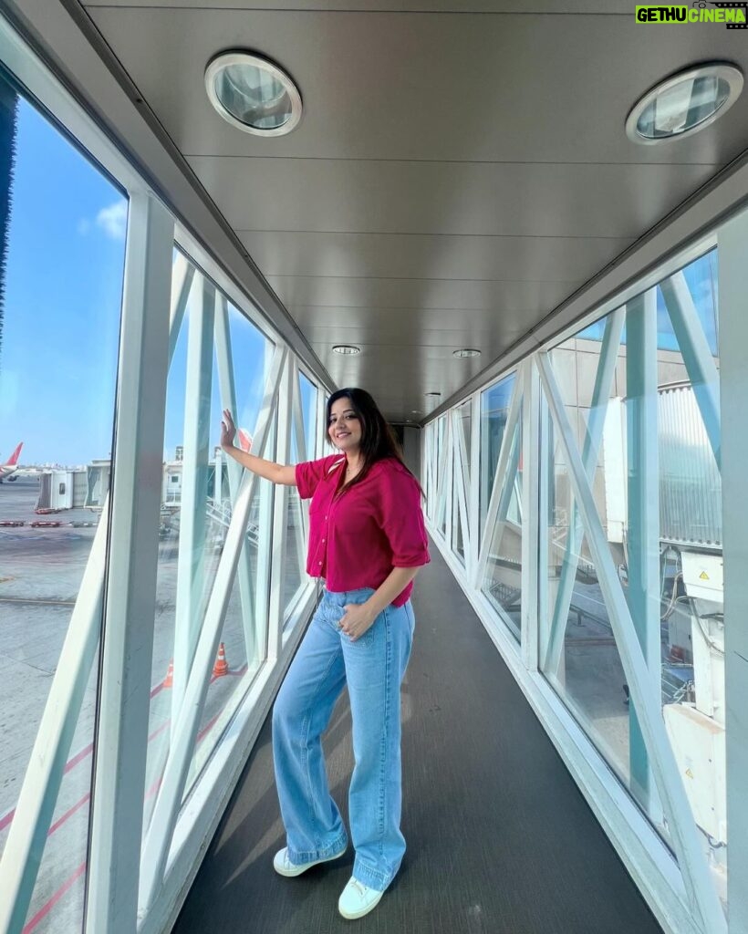 Antara Biswas Instagram - Mandatory Airport Posts ✈ #travel #work #happy #airportdiaries #selflove #poser Photo: @deepakpathak663