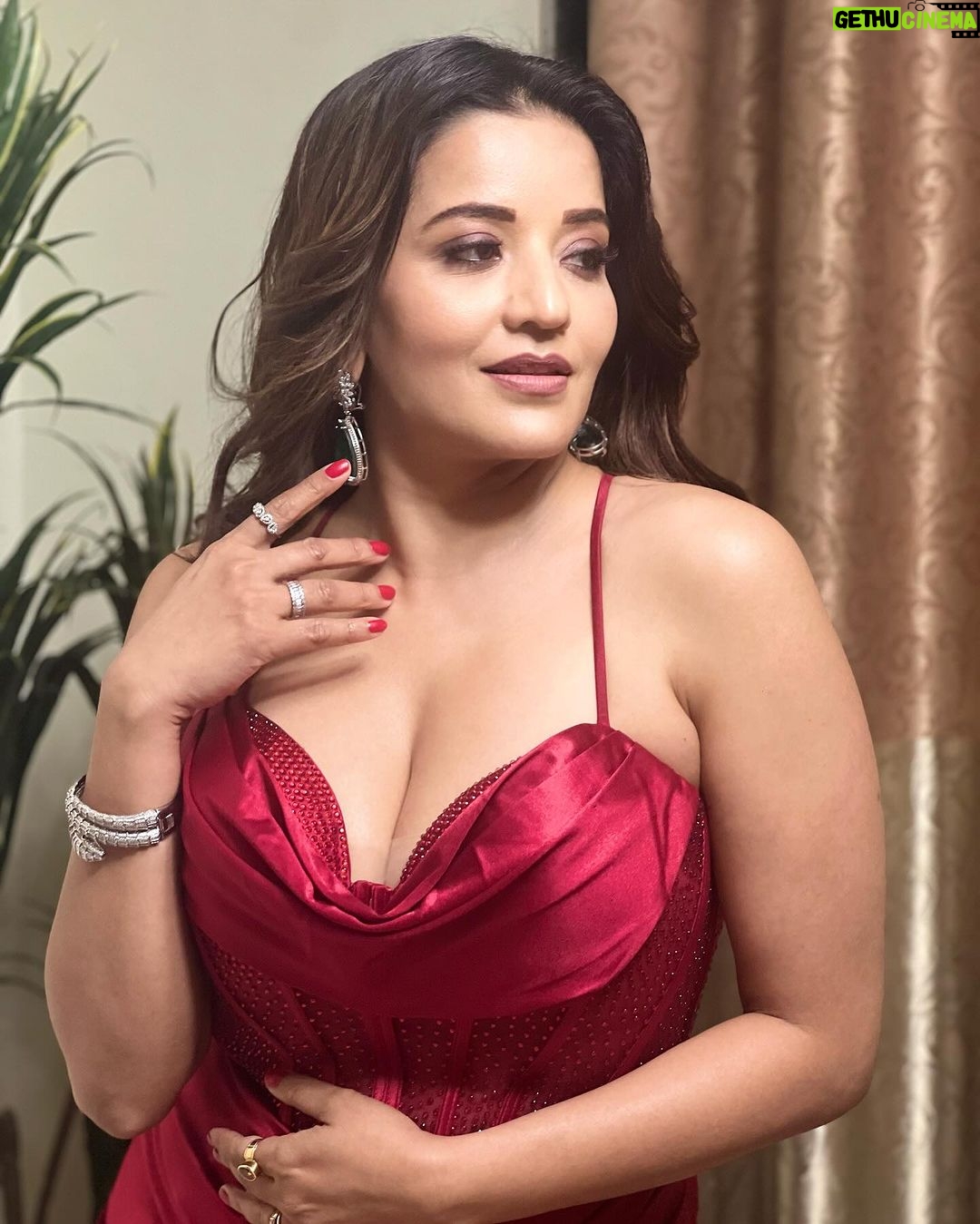 Antara Biswas Instagram - Captivating Hearts 💕 With My Glamorous Charm ❤️❤️❤️… Last Night At The #filamchibhojpurimusicawards … #aboutlastnight #glamnglitz Outfit: By Me Jewelleries: @houseofjskjewels Mua: @sachinmakeupartist1 Hairstyling: @shab_qureshi786 Assisted by: @deepakpathak663 Managed by: @riyashhh269 Patna, India