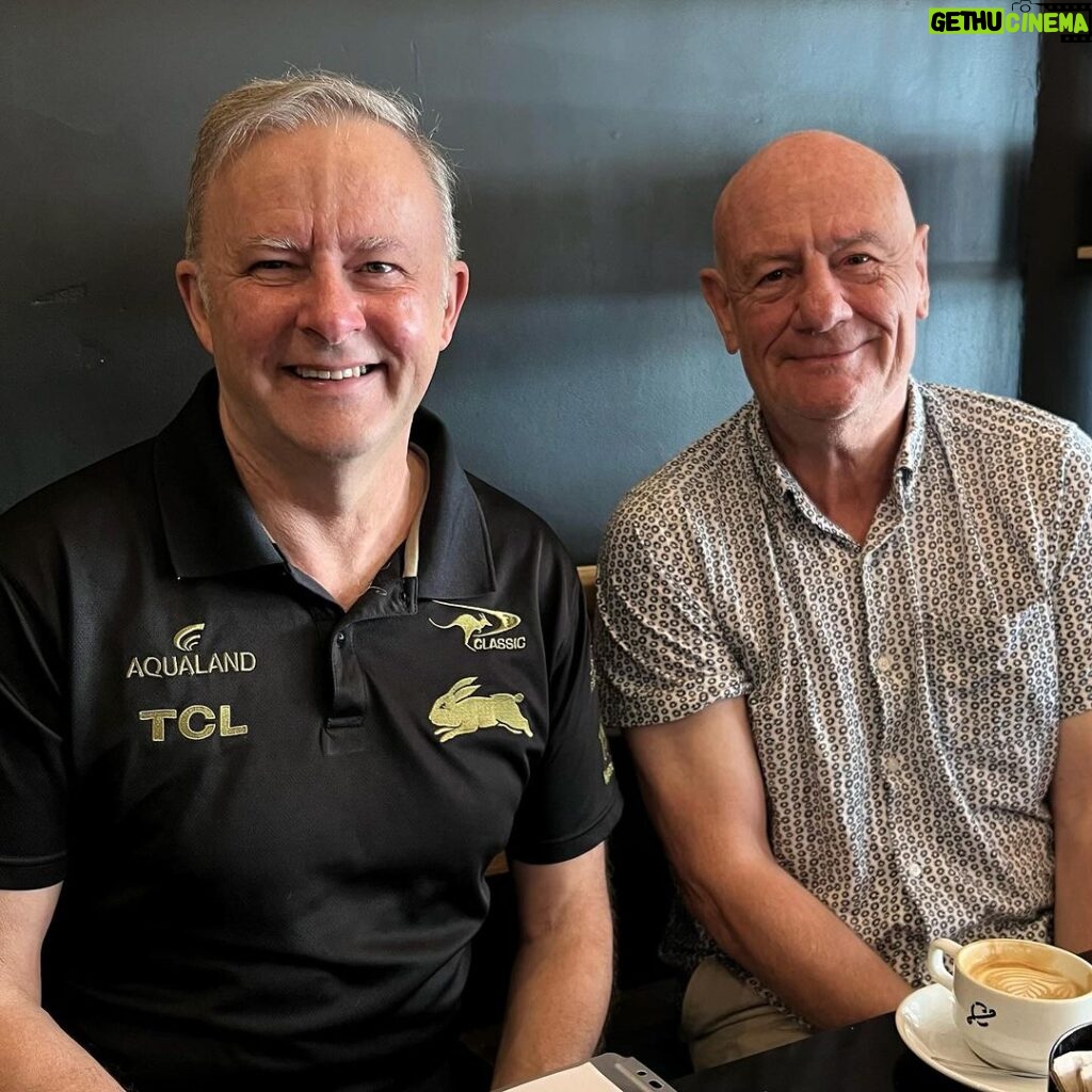 Anthony Albanese Instagram - You never know who you’ll run into. Great to catch you over breakfast this morning, Tim Costello. Thanks for having us @commonfolkcoffee Frankston, Victoria