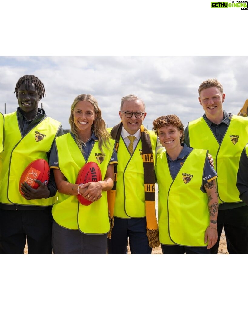 Anthony Albanese Instagram - We’re teaming up to build a winning sports centre. Because just like the Hawks club song says, teamwork is the thing that talks. And here in Melbourne, teamwork will deliver an MCG-sized oval. Elite training facilities. Change rooms for men and women. A new community oval and more. We’re working with @hawthornfc, @afl, the Victorian Government, and the local Kingston City Council to build these facilities. — With: @markdreyfusmp, @steve_dimopoulos, @timrichardsonmp, and @mengheangtakmp Dingley Village, Melbourne