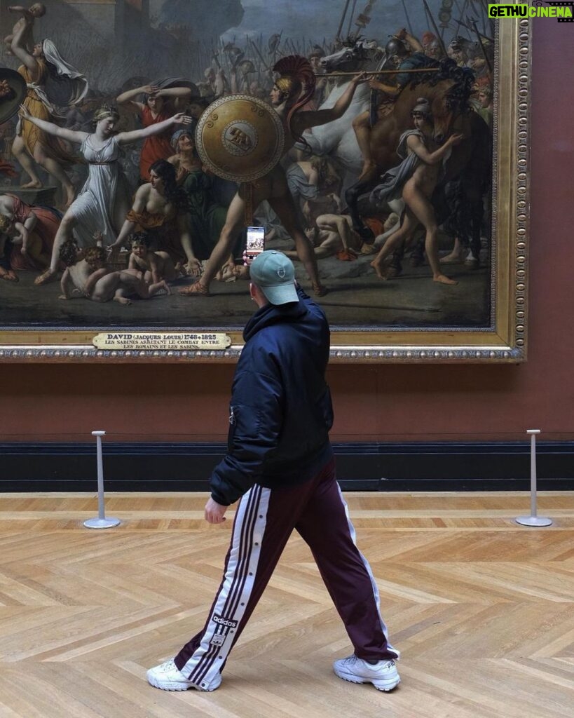 Antoine Goretti Instagram - Une œuvre d’art & un tableau. Musée du Louvre, Paris