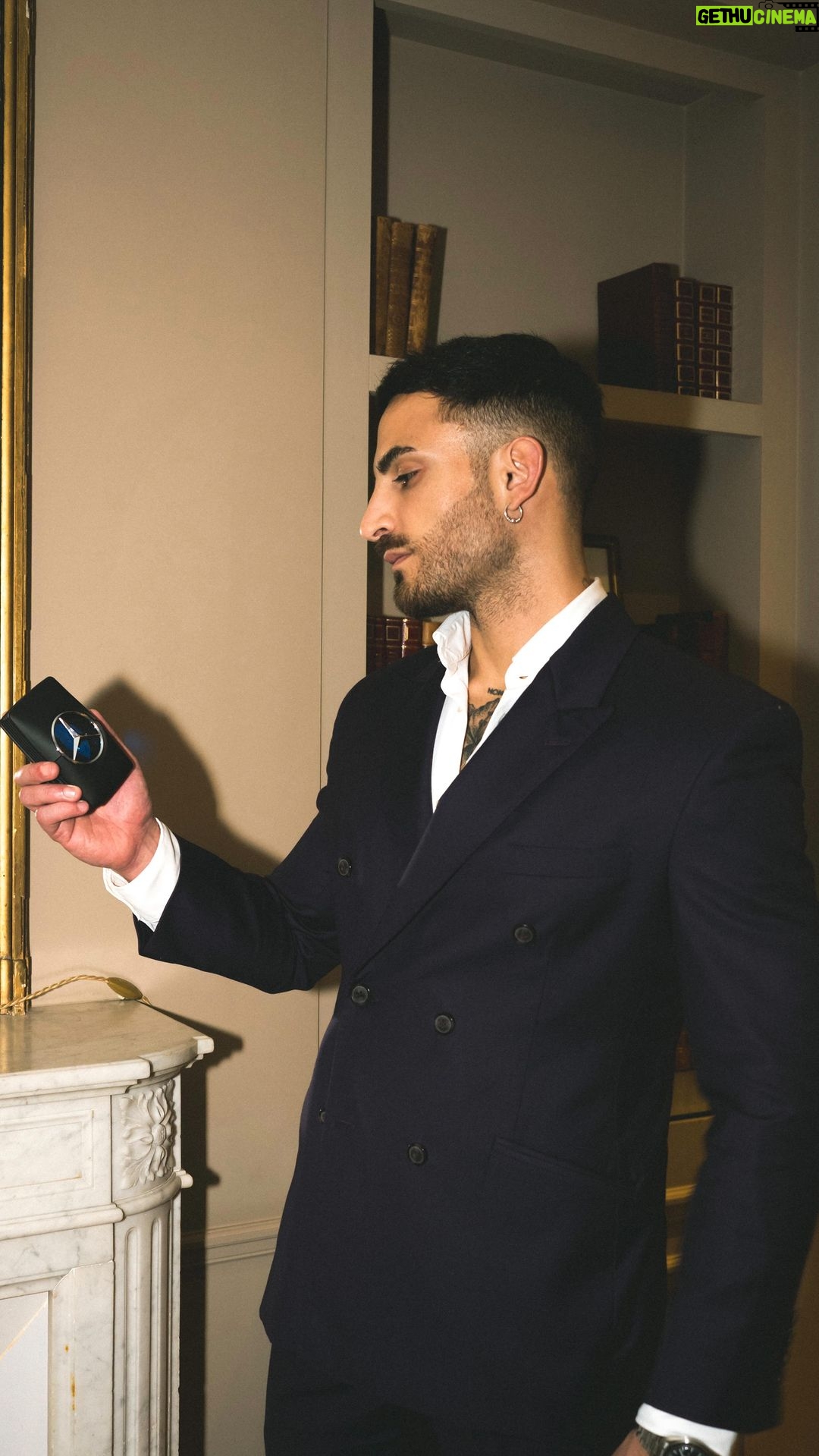 Antoine Goretti Instagram - GOOD MAN DESERVE GOOD FRAGRANCE 🖤 @mercedesbenz.parfums Un incontournable pour un homme moderne. Puissant, intemporel & audacieux. Se notes de boisées & fruitées ne laisseront personne indifférent(e). Don’t be just a man, be an #MBMAN 🌒 🪄 Partagez ce reel en story, taguez moi et au hasard j’en choisis un(e) à qui j’enverrai mon propre coffret Mercedes-Benz Parfum 🖤