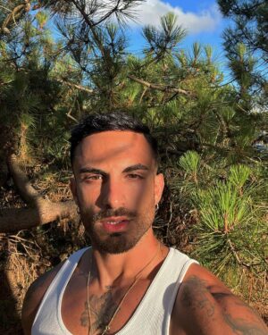 Antoine Goretti Instagram - Pas besoin de soleil quand tu rayonnes 🤌🏽