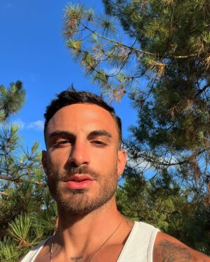 Antoine Goretti Instagram - Pas besoin de soleil quand tu rayonnes 🤌🏽