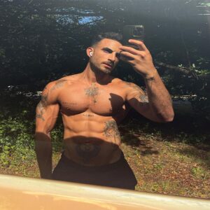 Antoine Goretti Instagram - Pas besoin de soleil quand tu rayonnes 🤌🏽