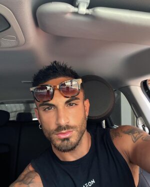 Antoine Goretti Instagram - Selfish love 🩵