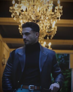 Antoine Goretti Instagram - Débuter une année, c’est toujours la promesse de beaucoup d’envies et de nouveaux horizons. 

Je me fais la promesse simple d’avancer en essayant d’être un peu meilleur qu’hier.

Quelle est ta résolution à toi ?