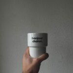 Antoine Goretti Instagram – Cette semaine ce n’est pas un bilan mais une réflexion poétique sur la mélancolie de la vie ✨
Chaque dimanche, comme une sorte de thérapie, je prends du plaisir à écrire ces micros instants de poésie et c’est vrai que ces posts sont souvent dans des émotions dites « négatives » mais soyons honnêtes, on aime ces émotions même si c’est difficile de s’en rendre compte car nous les avons tous vécu.
Ce n’est pas pour rien que les chansons qui nous parlent le plus sont les chansons tristes 🫶🏼 Paris, France