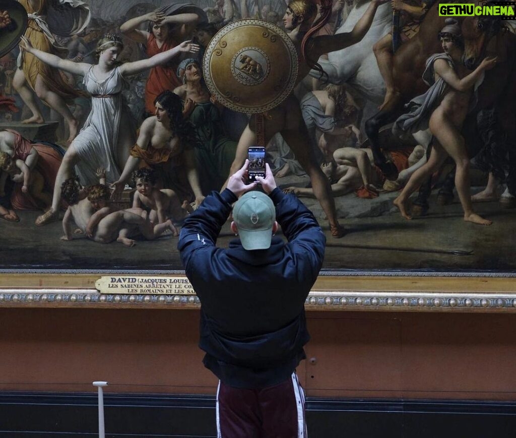 Antoine Goretti Instagram - Une œuvre d’art & un tableau. Musée du Louvre, Paris