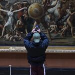 Antoine Goretti Instagram – Une œuvre d’art & un tableau. Musée du Louvre, Paris