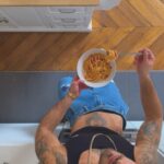 Antoine Goretti Instagram - J’fais la cuisine, tu trouves que c’est pas viril, j’ai pas peur de ma féminité, tu doutes ma sexualité, j’cache pas mes émotions, tu penses que c’est pas un truc de garçon, j’porte des crops, tu es l’genre de gars qui traite les filles de salopes. Conclusion j’préfère être dans ma tête, qu’un boy l’esprit étriqué pour cacher son mal être ✊🏼 Paris, France