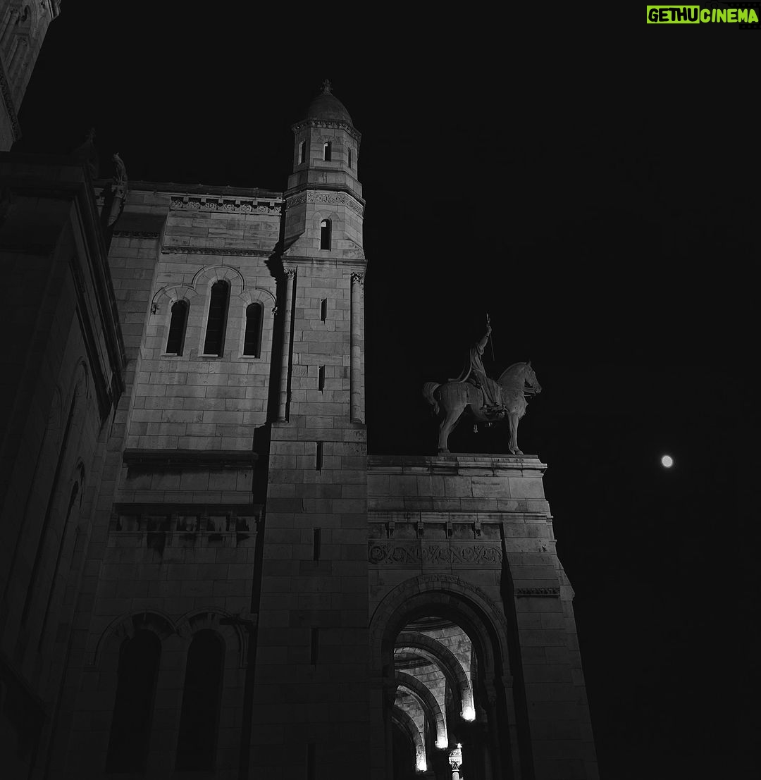Antoine Goretti Instagram - Talking to the moon. Sacré-Cœur, Paris