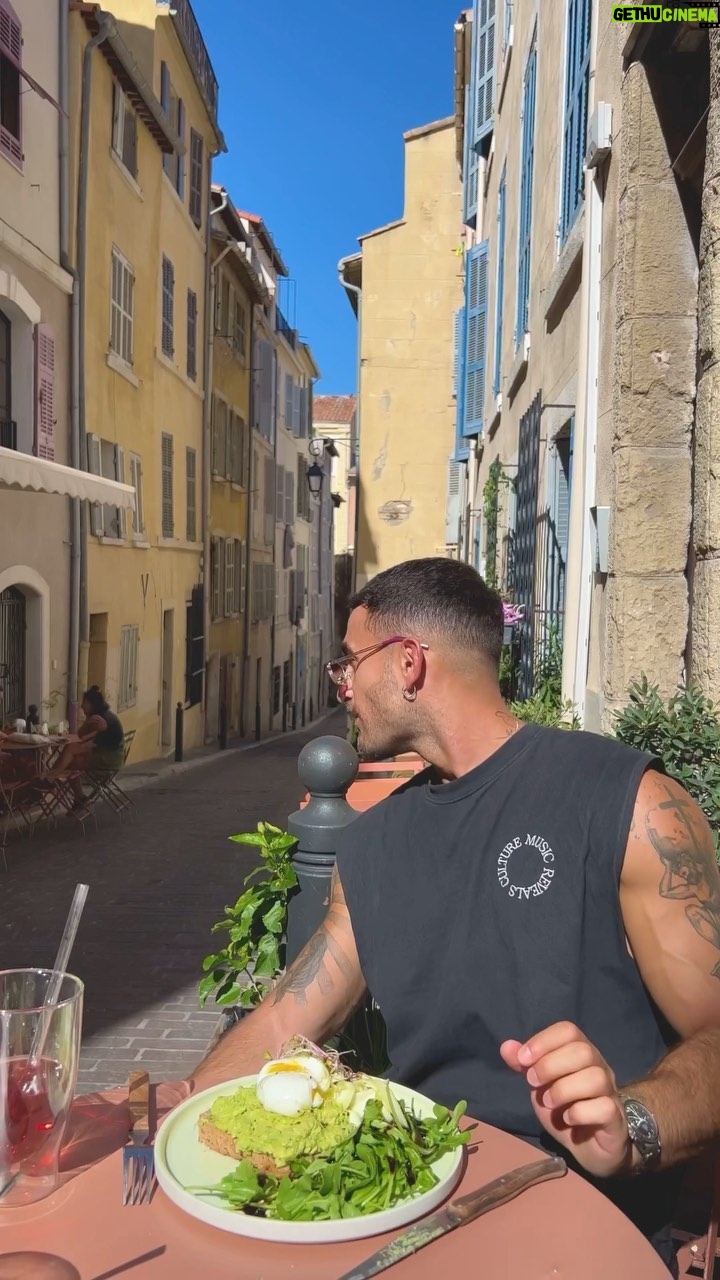 Antoine Goretti Instagram - Food, dogs & dolce vita lover 🤌🏽🥑🐕
