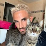 Antoine Goretti Instagram - Je ne sais pas ce que j’ai en ce moment mais je me pose beaucoup de questions, j’aimerais adopter un chat à la @la_spa , un chat que personne ne veut adopter pour lui donner une famille avec de l’amour, même s’il est vieux, même s’il est malade, même s’il a des traumatismes qui demandent du temps à soigner. Malgré tout, à chaque fois que je me dis que c’est décidé, je pense à mon chat Justin dont ma maman s’occupe depuis que je suis parti de la maison et j’ai un sentiment de culpabilité qui me noue la gorge, comme si inconsciemment je le remplaçais. Mon chat je l’aime et je ne le vois pas assez et plus il vieillit plus je redoute de le perdre et de ne pas avoir assez profité de lui. C’est un sentiment désagréable entre l’envie de donner du bonheur dans la vie d’un petit être qui en a manqué terriblement et celui de penser à son chat de 16ans (encore en forme) qui partira un jour et qui fera un trou dans mon cœur, comme tous les chats qui m’ont donné la chance de les avoir dans ma vie. Je pense aussi à moi, si je prends ce chat et que je lui donne de l’amour, comment je vais réussir à gérer mes émotions s’il part trop vite ou trop brusquement, bref j’ai 1000 questions en tête. Depuis tout petit, j’ai toujours été un amoureux des chats qui m’ont aidé à traverser la vie de manière plus douce. C’est fou comme des années plus tard je repense à Tigrou, Kimi et mon Justin et tous les souvenirs sont limpides. La douleur de les avoir perdu est d’ailleurs tout aussi présente, comme un membre de la famille à qui on repense avec bonheur et tristesse. Bref tout ça pour dire, n’abandonnez pas vos animaux, aimez-les, c’est ce qu’ils méritent. Si je fais ce post c’est pour avoir des témoignages de personnes dans ma situation afin de comprendre comment la gérer, merci 🤍🐈‍⬛