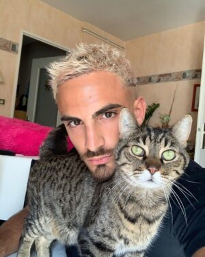 Antoine Goretti Instagram - Je ne sais pas ce que j’ai en ce moment mais je me pose beaucoup de questions, j’aimerais adopter un chat à la @la_spa , un chat que personne ne veut adopter pour lui donner une famille avec de l’amour, même s’il est vieux, même s’il est malade, même s’il a des traumatismes qui demandent du temps à soigner.

Malgré tout, à chaque fois que je me dis que c’est décidé, je pense à mon chat Justin dont ma maman s’occupe depuis que je suis parti de la maison et j’ai un sentiment de culpabilité qui me noue la gorge, comme si inconsciemment je le remplaçais. 

Mon chat je l’aime et je ne le vois pas assez et plus il vieillit plus je redoute de le perdre et de ne pas avoir assez profité de lui. C’est un sentiment désagréable entre l’envie de donner du bonheur dans la vie d’un petit être qui en a manqué terriblement et celui de penser à son chat de 16ans (encore en forme) qui partira un jour et qui fera un trou dans mon cœur, comme tous les chats qui m’ont donné la chance de les avoir dans ma vie.

Je pense aussi à moi, si je prends ce chat et que je lui donne de l’amour, comment je vais réussir à gérer mes émotions s’il part trop vite ou trop brusquement, bref j’ai 1000 questions en tête.

Depuis tout petit, j’ai toujours été un amoureux des chats qui m’ont aidé à traverser la vie de manière plus douce. C’est fou comme des années plus tard je repense à Tigrou, Kimi et mon Justin et tous les souvenirs sont limpides. La douleur de les avoir perdu est d’ailleurs tout aussi présente, comme un membre de la famille à qui on repense avec bonheur et tristesse.

Bref tout ça pour dire, n’abandonnez pas vos animaux, aimez-les, c’est ce qu’ils méritent. 

Si je fais ce post c’est pour avoir des témoignages de personnes dans ma situation afin de comprendre comment la gérer, merci 🤍🐈‍⬛