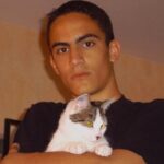 Antoine Goretti Instagram - Je ne sais pas ce que j’ai en ce moment mais je me pose beaucoup de questions, j’aimerais adopter un chat à la @la_spa , un chat que personne ne veut adopter pour lui donner une famille avec de l’amour, même s’il est vieux, même s’il est malade, même s’il a des traumatismes qui demandent du temps à soigner. Malgré tout, à chaque fois que je me dis que c’est décidé, je pense à mon chat Justin dont ma maman s’occupe depuis que je suis parti de la maison et j’ai un sentiment de culpabilité qui me noue la gorge, comme si inconsciemment je le remplaçais. Mon chat je l’aime et je ne le vois pas assez et plus il vieillit plus je redoute de le perdre et de ne pas avoir assez profité de lui. C’est un sentiment désagréable entre l’envie de donner du bonheur dans la vie d’un petit être qui en a manqué terriblement et celui de penser à son chat de 16ans (encore en forme) qui partira un jour et qui fera un trou dans mon cœur, comme tous les chats qui m’ont donné la chance de les avoir dans ma vie. Je pense aussi à moi, si je prends ce chat et que je lui donne de l’amour, comment je vais réussir à gérer mes émotions s’il part trop vite ou trop brusquement, bref j’ai 1000 questions en tête. Depuis tout petit, j’ai toujours été un amoureux des chats qui m’ont aidé à traverser la vie de manière plus douce. C’est fou comme des années plus tard je repense à Tigrou, Kimi et mon Justin et tous les souvenirs sont limpides. La douleur de les avoir perdu est d’ailleurs tout aussi présente, comme un membre de la famille à qui on repense avec bonheur et tristesse. Bref tout ça pour dire, n’abandonnez pas vos animaux, aimez-les, c’est ce qu’ils méritent. Si je fais ce post c’est pour avoir des témoignages de personnes dans ma situation afin de comprendre comment la gérer, merci 🤍🐈‍⬛