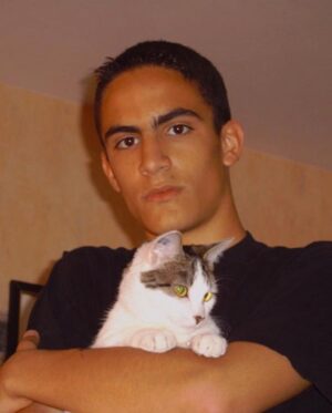 Antoine Goretti Instagram - Je ne sais pas ce que j’ai en ce moment mais je me pose beaucoup de questions, j’aimerais adopter un chat à la @la_spa , un chat que personne ne veut adopter pour lui donner une famille avec de l’amour, même s’il est vieux, même s’il est malade, même s’il a des traumatismes qui demandent du temps à soigner.

Malgré tout, à chaque fois que je me dis que c’est décidé, je pense à mon chat Justin dont ma maman s’occupe depuis que je suis parti de la maison et j’ai un sentiment de culpabilité qui me noue la gorge, comme si inconsciemment je le remplaçais. 

Mon chat je l’aime et je ne le vois pas assez et plus il vieillit plus je redoute de le perdre et de ne pas avoir assez profité de lui. C’est un sentiment désagréable entre l’envie de donner du bonheur dans la vie d’un petit être qui en a manqué terriblement et celui de penser à son chat de 16ans (encore en forme) qui partira un jour et qui fera un trou dans mon cœur, comme tous les chats qui m’ont donné la chance de les avoir dans ma vie.

Je pense aussi à moi, si je prends ce chat et que je lui donne de l’amour, comment je vais réussir à gérer mes émotions s’il part trop vite ou trop brusquement, bref j’ai 1000 questions en tête.

Depuis tout petit, j’ai toujours été un amoureux des chats qui m’ont aidé à traverser la vie de manière plus douce. C’est fou comme des années plus tard je repense à Tigrou, Kimi et mon Justin et tous les souvenirs sont limpides. La douleur de les avoir perdu est d’ailleurs tout aussi présente, comme un membre de la famille à qui on repense avec bonheur et tristesse.

Bref tout ça pour dire, n’abandonnez pas vos animaux, aimez-les, c’est ce qu’ils méritent. 

Si je fais ce post c’est pour avoir des témoignages de personnes dans ma situation afin de comprendre comment la gérer, merci 🤍🐈‍⬛