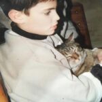 Antoine Goretti Instagram - Je ne sais pas ce que j’ai en ce moment mais je me pose beaucoup de questions, j’aimerais adopter un chat à la @la_spa , un chat que personne ne veut adopter pour lui donner une famille avec de l’amour, même s’il est vieux, même s’il est malade, même s’il a des traumatismes qui demandent du temps à soigner. Malgré tout, à chaque fois que je me dis que c’est décidé, je pense à mon chat Justin dont ma maman s’occupe depuis que je suis parti de la maison et j’ai un sentiment de culpabilité qui me noue la gorge, comme si inconsciemment je le remplaçais. Mon chat je l’aime et je ne le vois pas assez et plus il vieillit plus je redoute de le perdre et de ne pas avoir assez profité de lui. C’est un sentiment désagréable entre l’envie de donner du bonheur dans la vie d’un petit être qui en a manqué terriblement et celui de penser à son chat de 16ans (encore en forme) qui partira un jour et qui fera un trou dans mon cœur, comme tous les chats qui m’ont donné la chance de les avoir dans ma vie. Je pense aussi à moi, si je prends ce chat et que je lui donne de l’amour, comment je vais réussir à gérer mes émotions s’il part trop vite ou trop brusquement, bref j’ai 1000 questions en tête. Depuis tout petit, j’ai toujours été un amoureux des chats qui m’ont aidé à traverser la vie de manière plus douce. C’est fou comme des années plus tard je repense à Tigrou, Kimi et mon Justin et tous les souvenirs sont limpides. La douleur de les avoir perdu est d’ailleurs tout aussi présente, comme un membre de la famille à qui on repense avec bonheur et tristesse. Bref tout ça pour dire, n’abandonnez pas vos animaux, aimez-les, c’est ce qu’ils méritent. Si je fais ce post c’est pour avoir des témoignages de personnes dans ma situation afin de comprendre comment la gérer, merci 🤍🐈‍⬛