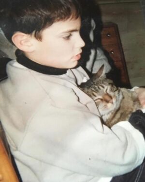 Antoine Goretti Instagram - Je ne sais pas ce que j’ai en ce moment mais je me pose beaucoup de questions, j’aimerais adopter un chat à la @la_spa , un chat que personne ne veut adopter pour lui donner une famille avec de l’amour, même s’il est vieux, même s’il est malade, même s’il a des traumatismes qui demandent du temps à soigner.

Malgré tout, à chaque fois que je me dis que c’est décidé, je pense à mon chat Justin dont ma maman s’occupe depuis que je suis parti de la maison et j’ai un sentiment de culpabilité qui me noue la gorge, comme si inconsciemment je le remplaçais. 

Mon chat je l’aime et je ne le vois pas assez et plus il vieillit plus je redoute de le perdre et de ne pas avoir assez profité de lui. C’est un sentiment désagréable entre l’envie de donner du bonheur dans la vie d’un petit être qui en a manqué terriblement et celui de penser à son chat de 16ans (encore en forme) qui partira un jour et qui fera un trou dans mon cœur, comme tous les chats qui m’ont donné la chance de les avoir dans ma vie.

Je pense aussi à moi, si je prends ce chat et que je lui donne de l’amour, comment je vais réussir à gérer mes émotions s’il part trop vite ou trop brusquement, bref j’ai 1000 questions en tête.

Depuis tout petit, j’ai toujours été un amoureux des chats qui m’ont aidé à traverser la vie de manière plus douce. C’est fou comme des années plus tard je repense à Tigrou, Kimi et mon Justin et tous les souvenirs sont limpides. La douleur de les avoir perdu est d’ailleurs tout aussi présente, comme un membre de la famille à qui on repense avec bonheur et tristesse.

Bref tout ça pour dire, n’abandonnez pas vos animaux, aimez-les, c’est ce qu’ils méritent. 

Si je fais ce post c’est pour avoir des témoignages de personnes dans ma situation afin de comprendre comment la gérer, merci 🤍🐈‍⬛