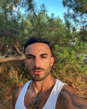 Antoine Goretti Instagram - Pas besoin de soleil quand tu rayonnes 🤌🏽