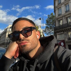 Antoine Goretti Instagram - Selfish love 🩵