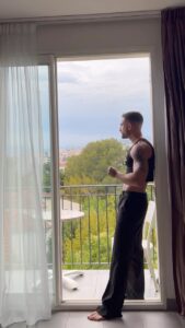 Antoine Goretti Instagram - Real man can wear whatever the f*ck he want. Don’t be afraid to be in touch with your feminine side, it’s your best side ✌🏼 It’s just @aboutyou_fr & you 🤍 (Ce reel n’est pas un partenariat rémunéré)